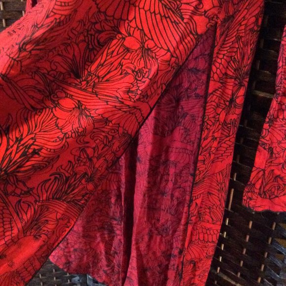 Ladies Medium - Long Red Floral/Bird Top w/ Side Splits and Tails - Picture 4 of 4